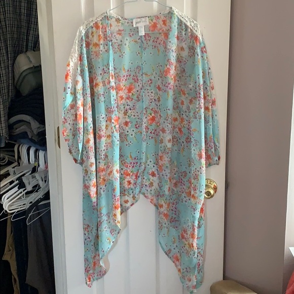 ‼️ 4 for $20 ‼️ Floral Shrug - Picture 1 of 4